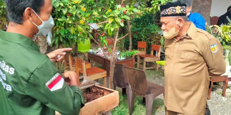 Chek Zainal Sambangi Usaha Budidaya Madu Linot
