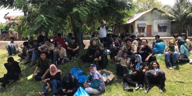 Peringati Hari Air Se Dunia, Mahasiswa dan TNI Bersihkan Sungai Daroy