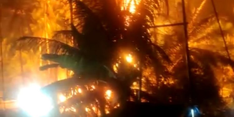 Semburan Api dari Sumur Minyak Tradisional Capai 20 Meter