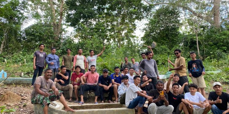 Pemuda Buket Pala Gotong Royong Bersihkan Lokasi Kuburan
