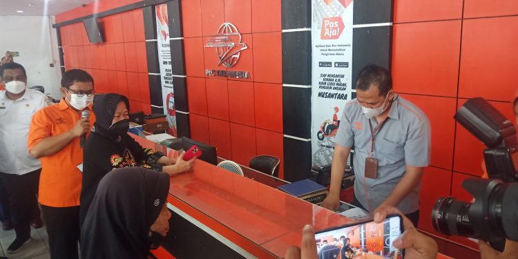 Risma Pantau Penyaluran BLT BBM
