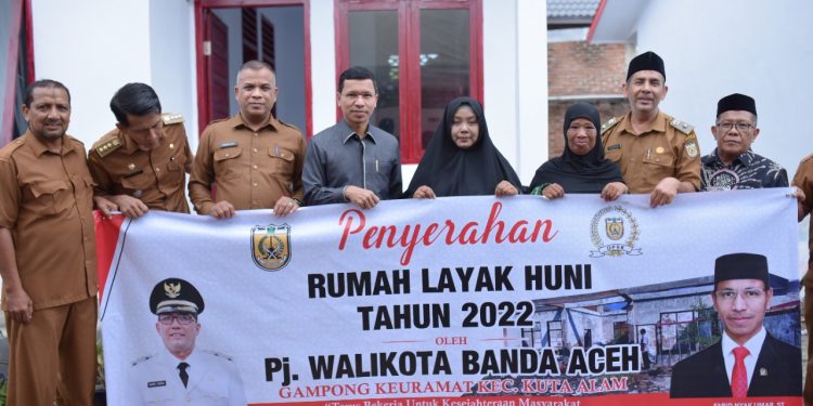 Farid Nyak Umar Serahkan Dua Unit Rumah Bantuan untuk Korban Kebakaran di Gampong Keuramat