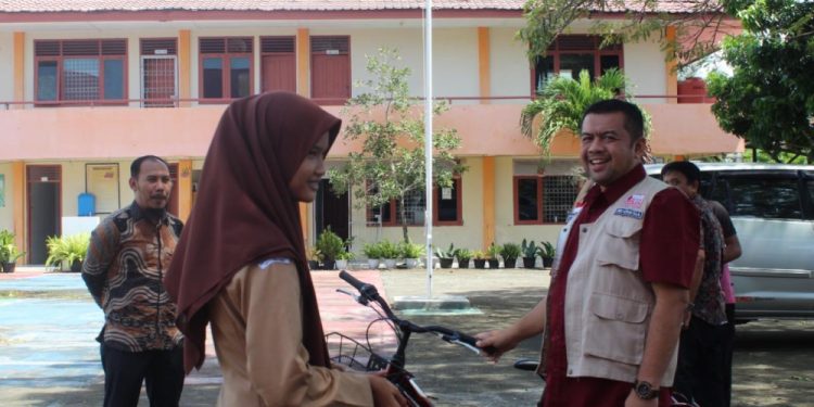 Siswa Kurang Mampu Jalan Kaki Hampir Satu Jam Ke Sekolah, BFLF Hadiahkan Sepeda Gratis