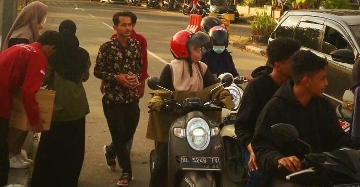 Eratkan Kebersamaan, Mahasiswa/i FDK UIN Ar-Raniry Gelar Aksi Berbagi Takjil