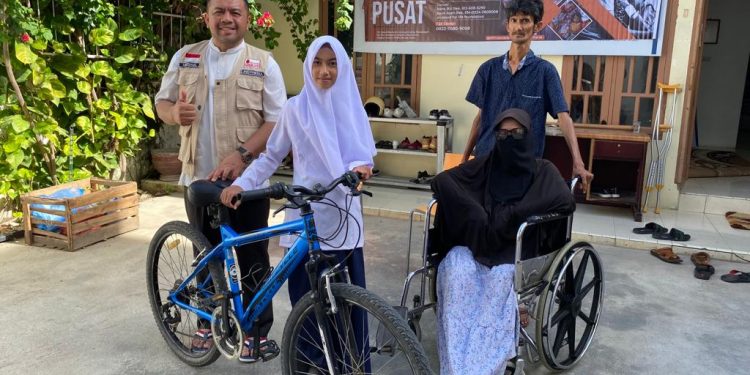 Tinggalkan Sekolah Demi Rawat Ibu, BFLF Hadiahkan Sepeda Untuk Siswa Aceh Utara