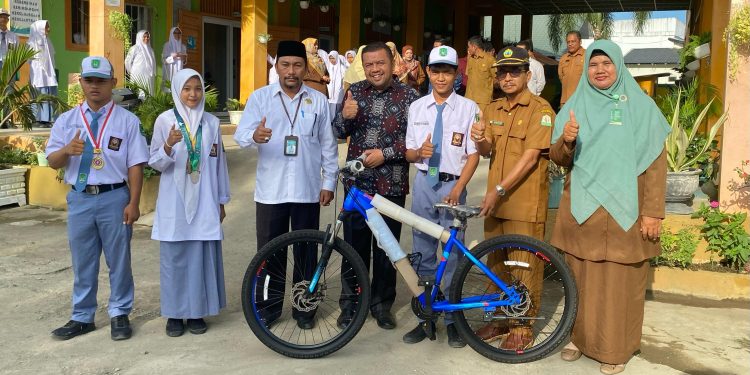 Rajin dan Berakhlak Mulia, BFLF Hadiahkan Sepeda Untuk Syauqi