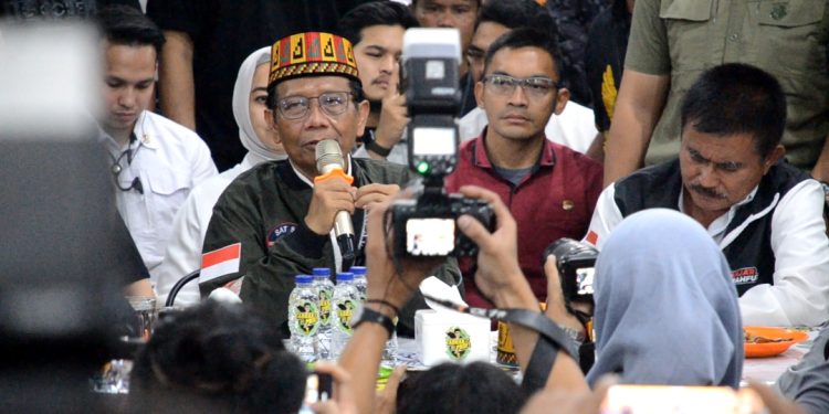 Warga Aceh Berani Tabrak Mahfud MD dalam Diskusi Publik