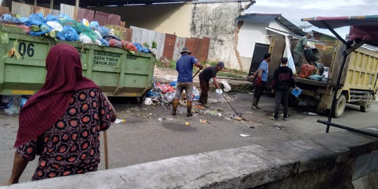 Menilik Pengorbanan Pengangkut Sampah dan Tukang Sapu Kota Idi Di Aceh Timur