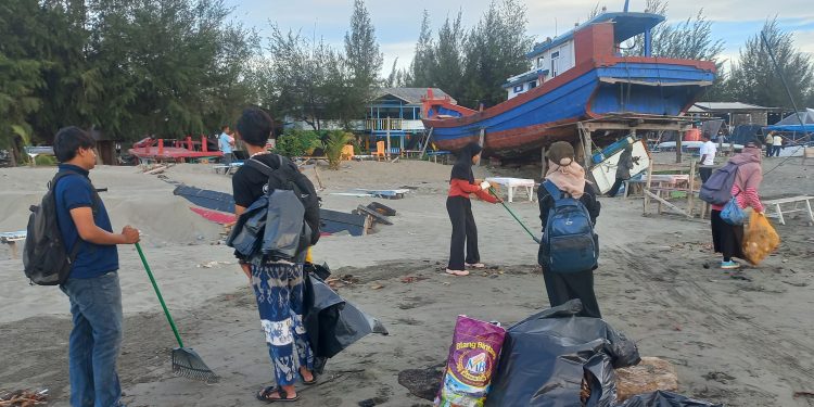 Menyoroti Sampah Di Sepanjang Bibir Pantai Ulee Lheu