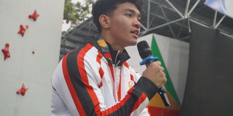 Catat Waktu 4,83 detik, Kiromal Katibin Pecahkan Rekor PON Aceh-Sumut Panjat Tebing Speed Putra