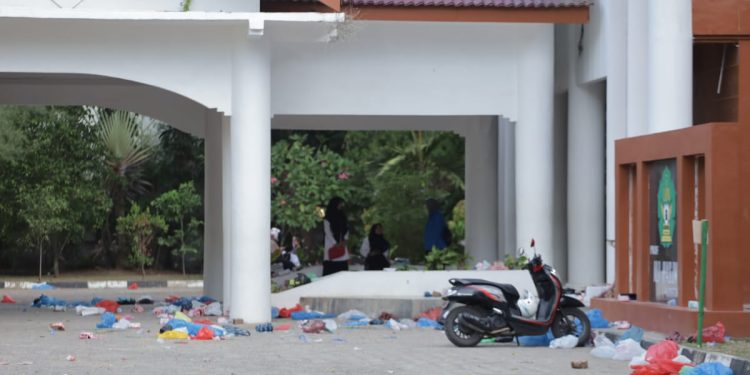 Sampah Bagi Mereka, Nafkah Bagi Keluarga Amir