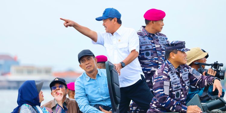 KKP Bersama TNI AL Bongkar Pagar Laut di Tangerang