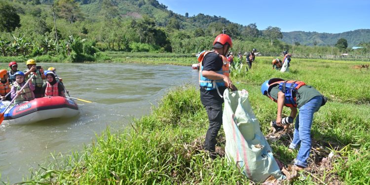 Aksi Bersih Sungai dan Tanam Pohon Warnai Wisuda SJL Aceh