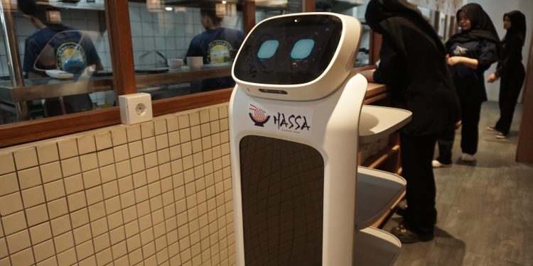 Hassa Ramen Hadirkan Robot Pramusaji Pertama di Aceh