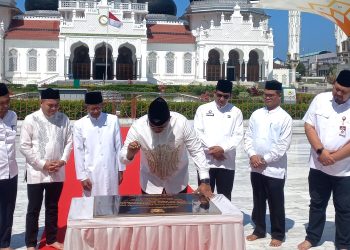 Pj Gubernur Safrizal Resmikan Pemeliharaan Payung Elektrik Mesjid Raya Baiturrahman