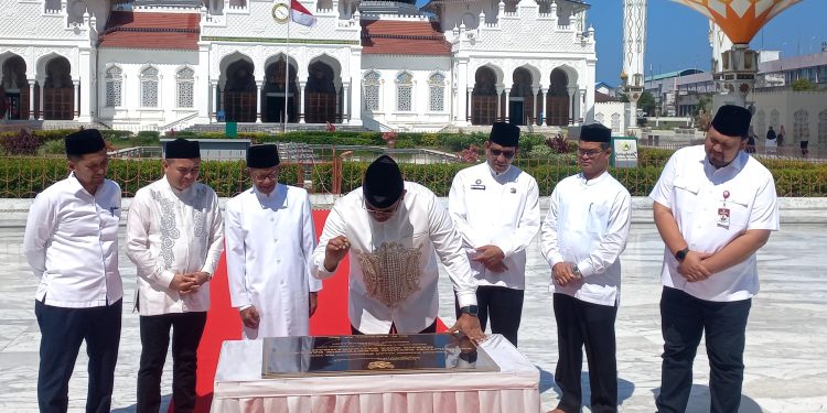 Pj Gubernur Safrizal Resmikan Pemeliharaan Payung Elektrik Mesjid Raya Baiturrahman