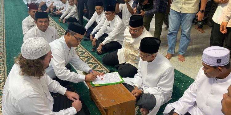 Warga Negara Australia Memutuskan Masuk Islam di Aceh