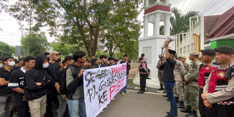 Dituding Buat Gaduh, PJ Gubernur Aceh Didemo