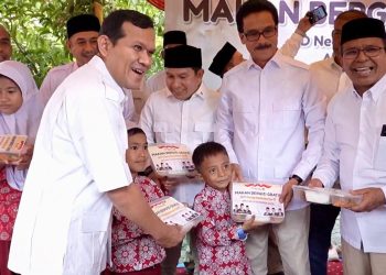 HUT Gerindra, Wagub Terpilih Salurkan Makan Siang Bergizi Kepada SD