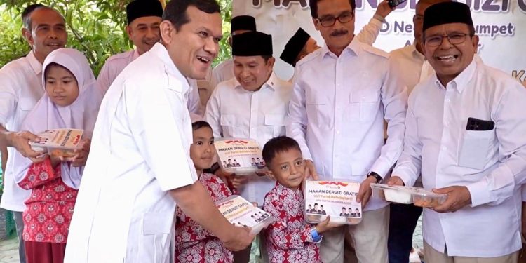 HUT Gerindra, Wagub Terpilih Salurkan Makan Siang Bergizi Kepada SD
