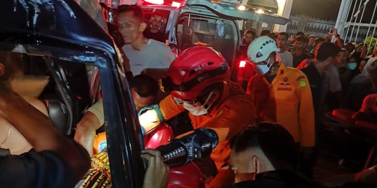 Basarnas Banda Aceh Evakuasi Korban Kecelakaan