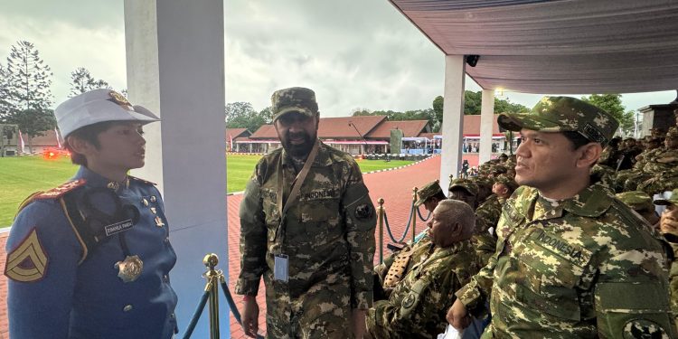 Presiden Prabowo dan Gubernur Aceh Muzakir Manaf Saling Beri Penghormatan Militer