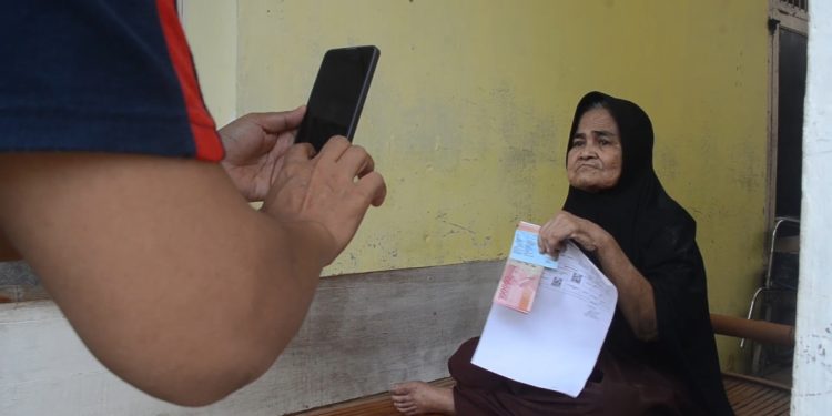 Lansia Tersenyum Dapat Bansos PKH di Antar Langsung ke Rumah