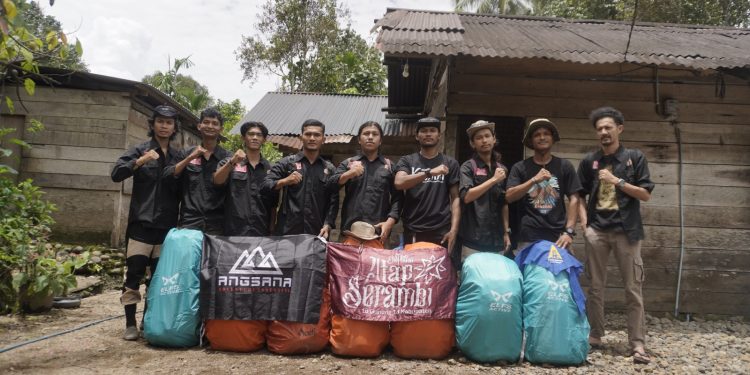 Tim Seuramoe Alam Raya Sukses Capai Puncak Tertinggi Kabupaten Pidie