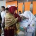 Illiza Serahkan e-KTP Perdana bagi Remaja Kelahiran 22 April di Momen HUT Kota
