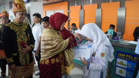 Illiza Serahkan e-KTP Perdana bagi Remaja Kelahiran 22 April di Momen HUT Kota