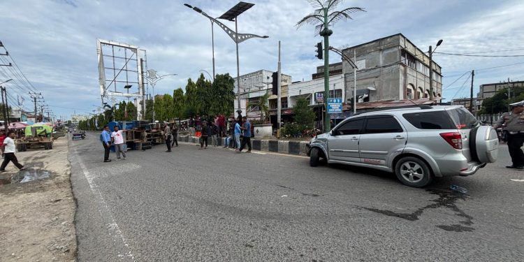 Terlibat Kecelakan Dengan Minibus, Truk Tangki PDAM terguling di Perempatan Lhoksukon