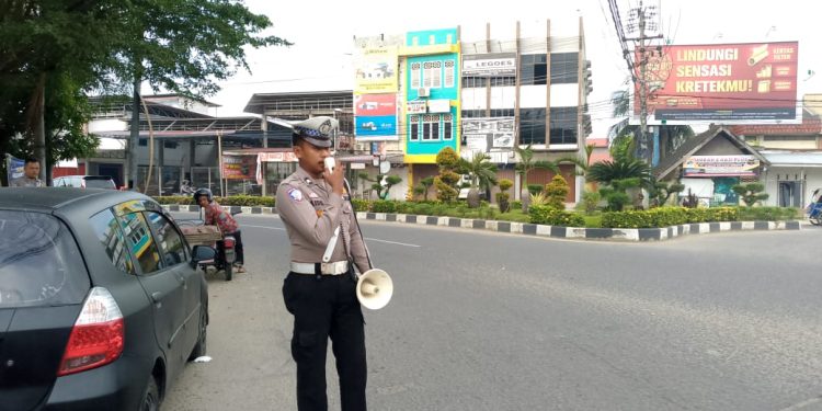 Polisi “Meupep-pep” di Pos Lantas Cunda, Ajak Pengguna Jalan Lebih Tertib