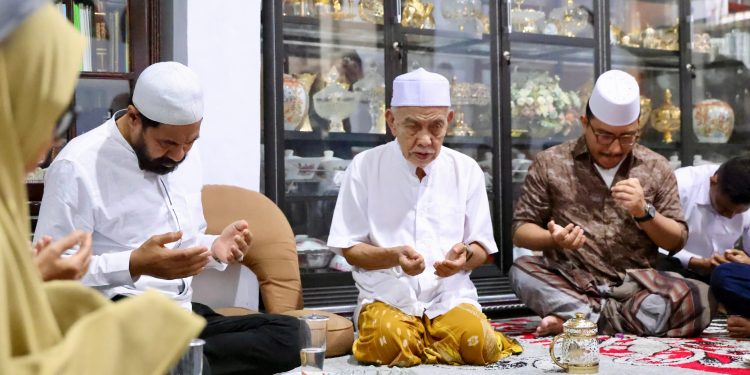 Gubernur Aceh Silaturahmi dengan Abuya Amran dan Ziarah Makam Abuya Muda Waly