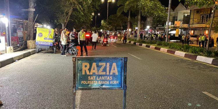 Kapolresta Banda Aceh Pimpin Razia, 30 Sepmor dan 10 Botol Miras Diamankan