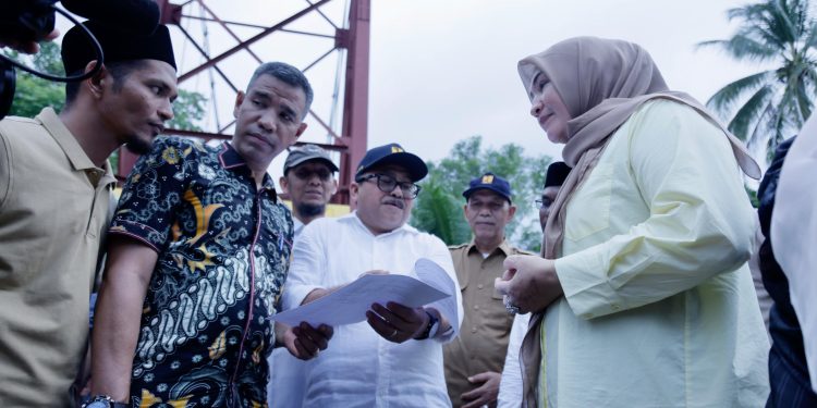 Ketua TP PKK Aceh Tinjau Lokasi Jembatan Krueng Sawang yang Ambruk