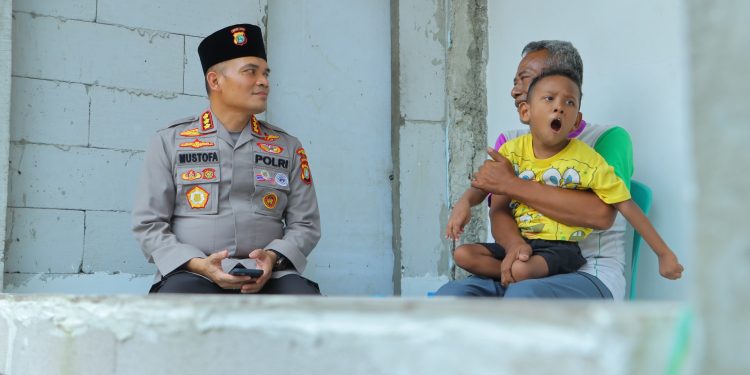 Polisi Beri Bantuan Kursi Roda untuk Penderita Celebral Palsy-Lansia di Bekasi dan Karawang