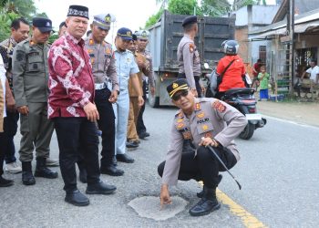 Cegah Kecelakaan Lalulintas, Kapolres Aceh Utara Bersama Bupati Turun Langsung Pasang Spanduk Himbauan