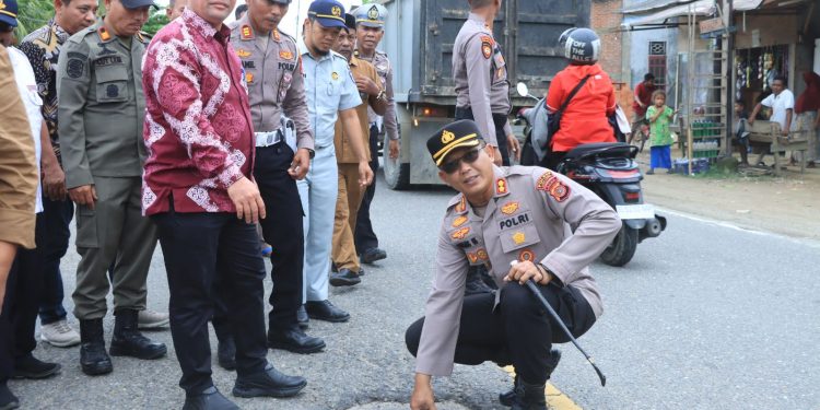 Cegah Kecelakaan Lalulintas, Kapolres Aceh Utara Bersama Bupati Turun Langsung Pasang Spanduk Himbauan