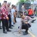Cegah Kecelakaan Lalulintas, Kapolres Aceh Utara Bersama Bupati Turun Langsung Pasang Spanduk Himbauan
