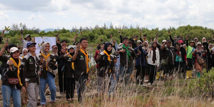 Peringati Hari Bumi, Prodi Ilmu Tanah USK Tanam 100 Mangrove
