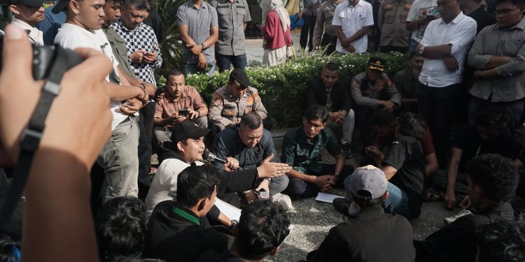 Tiga Kali Unjuk Rasa, DPRA Tanda Tangani Tuntutan Massa