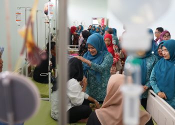 Peringati Hari Talasemia Sedunia, Istri Wakil Gubernur Aceh Santuni Pasien Talasemia di RSUDZA