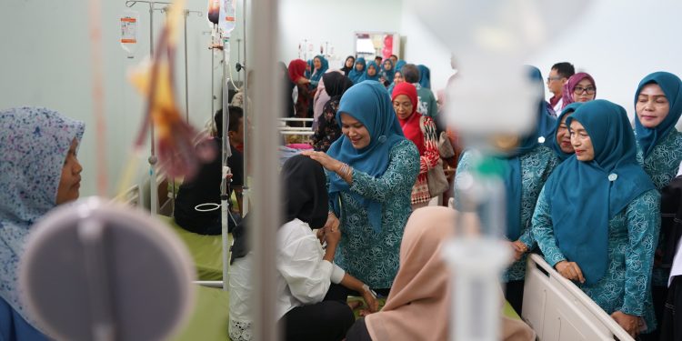 Peringati Hari Talasemia Sedunia, Istri Wakil Gubernur Aceh Santuni Pasien Talasemia di RSUDZA