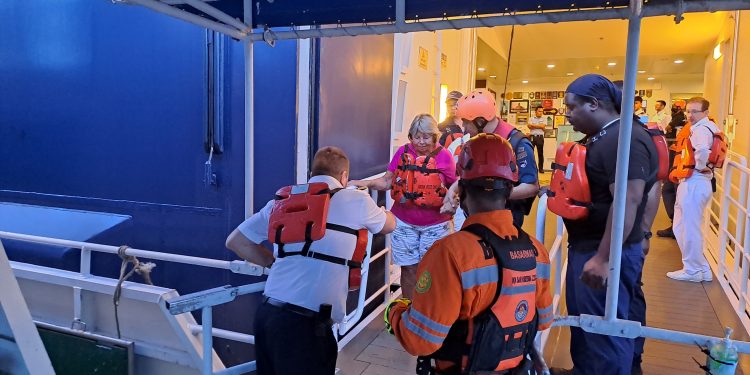 Basarnas Banda Aceh Evakuasi Dua Penumpang Kapal Pesiar Mein Schiff 6 di Perairan Selat Benggala