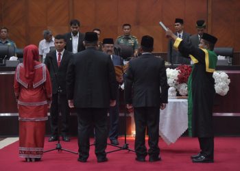 Gubernur Mualem Hadiri Paripurna Pelantikan Anggota DPRA