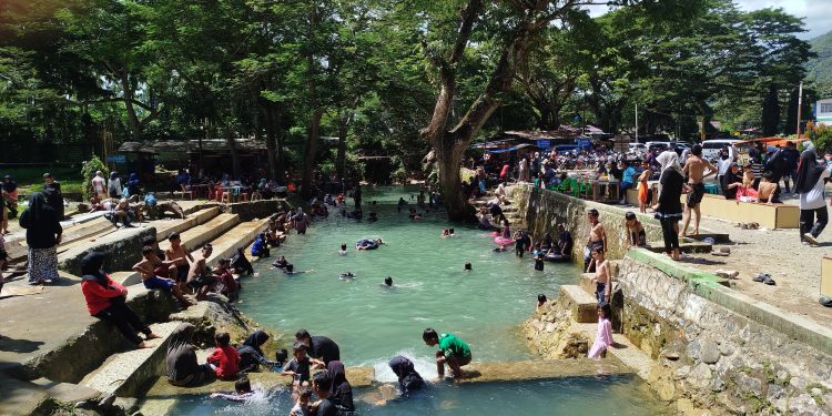 Cuaca Panas, Warga Banda Aceh Serbu Kolam Mata Ie