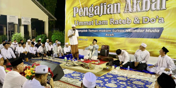Mualem Hadiri Zikir Akbar di Makam Sultan Iskandar Muda