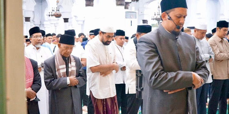 Mualem Salat Iduladha di Masjid Raya Baiturrahman Bersama Istri