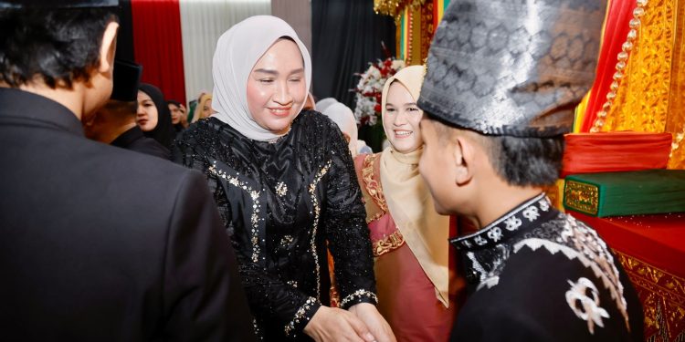 Ketua TP PKK Aceh Hadiri Kenduri Peusijuek Putra Bupati Pidie