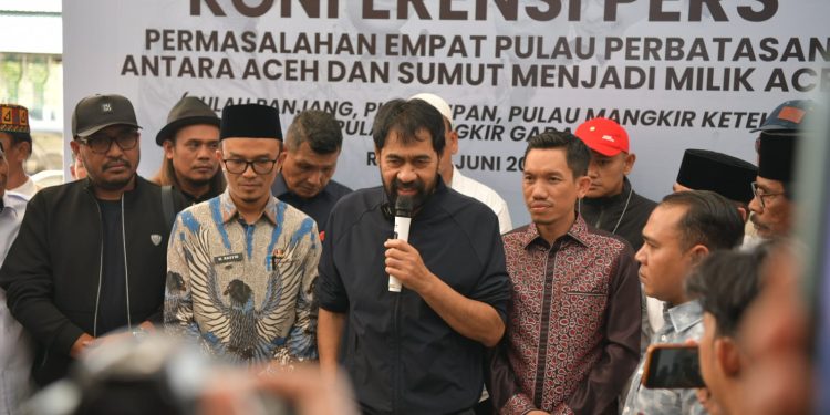 Pulau di Singkil Kembali ke Pangkuan Aceh, Mualem Disambut Meriah Setibanya di Bandara Sultan Iskandar Muda